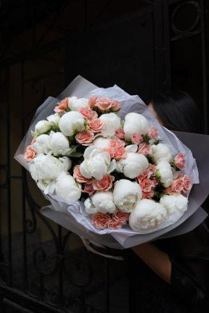 Букет из пионов и кустовых роз