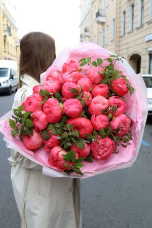 Букет пионов "Coral Charm" размер L